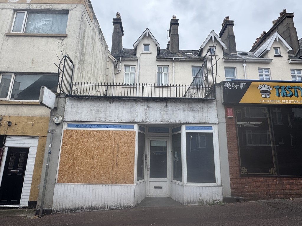 Lot: 127 - FOUR-STOREY COMMERCIAL PROPERTY WITH POTENTIAL - Front of the property